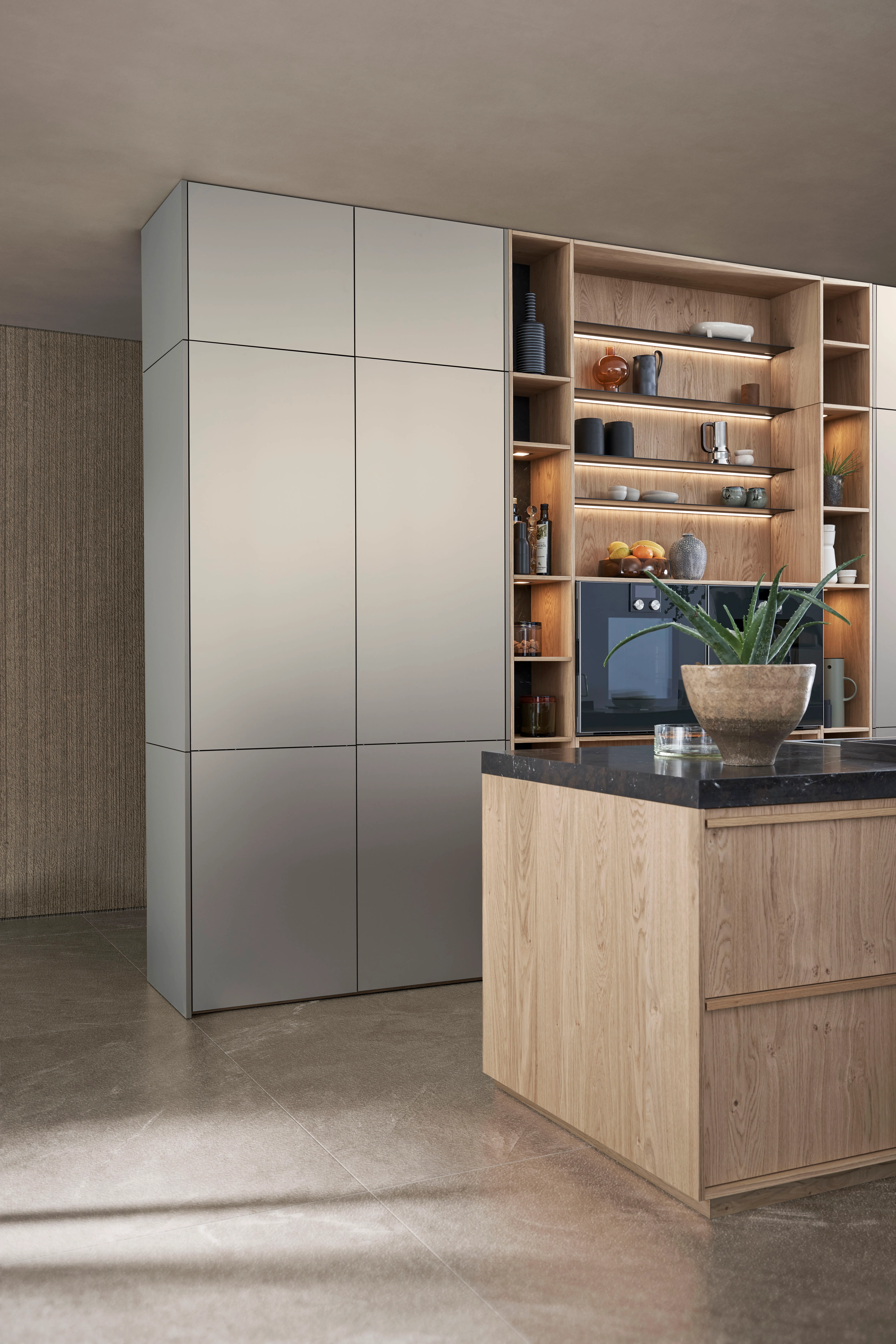 Hochschrankzeile in Sandgrau neben offenem beleuchtetem Eichenholz-Regal mit integriertem Backofen