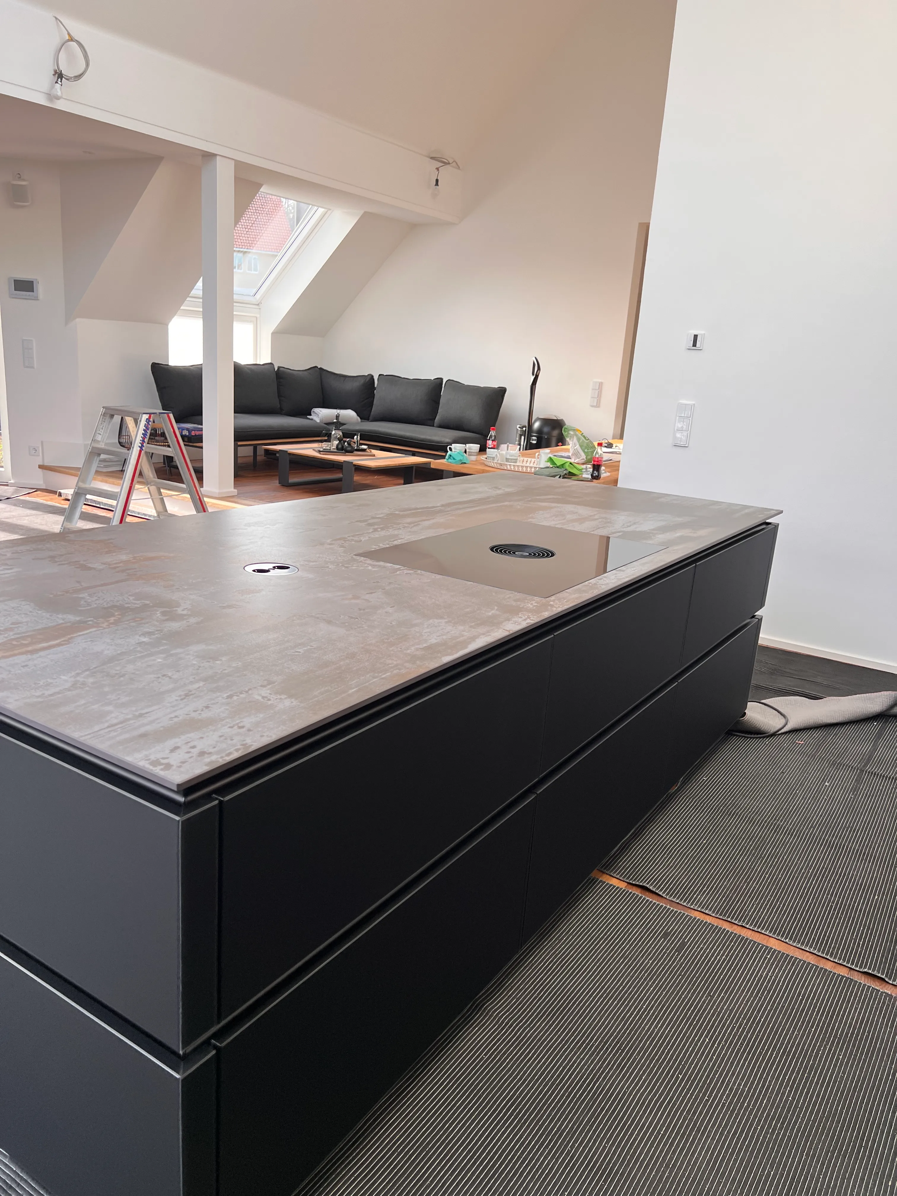 Breite Kochinsel der grauen Küche im offenen Wohnraum