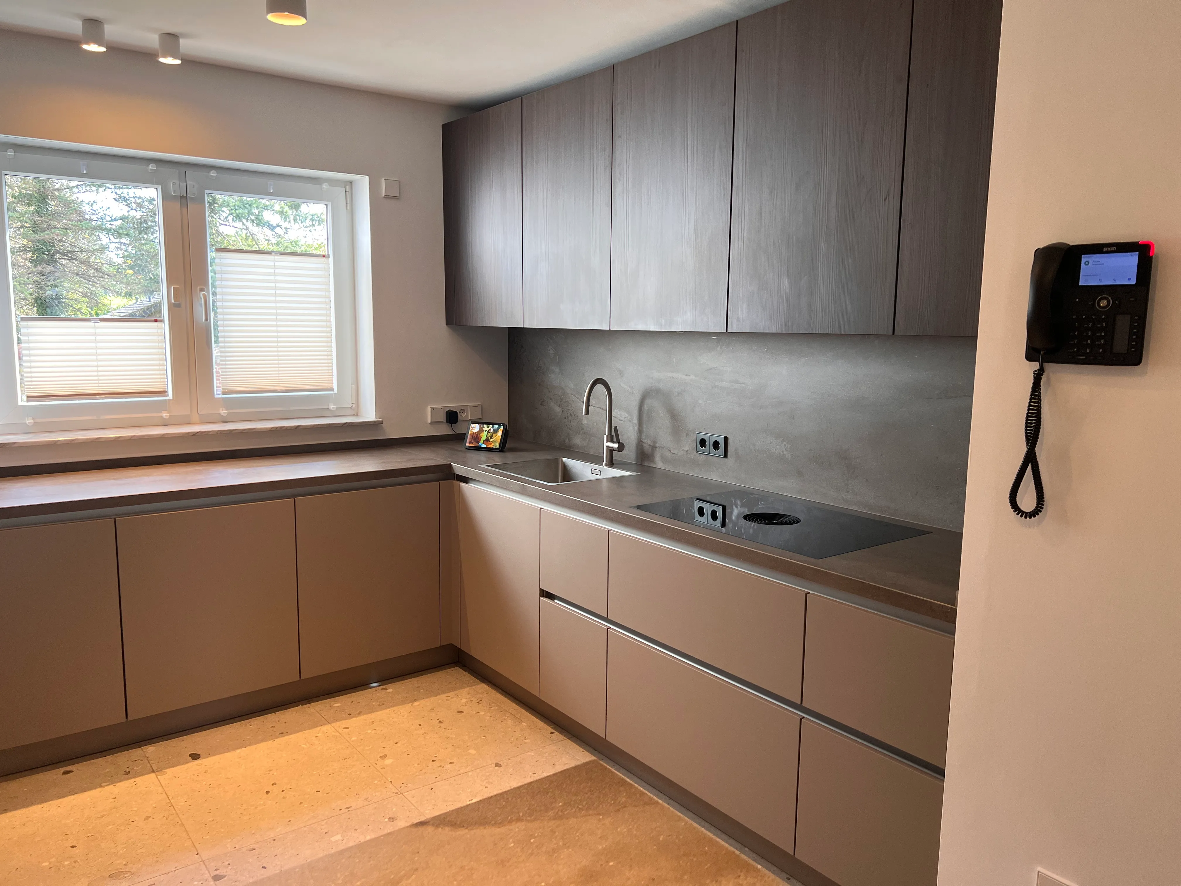 Dunkelbraune Arbeitsplatte – Detail der U-Küche