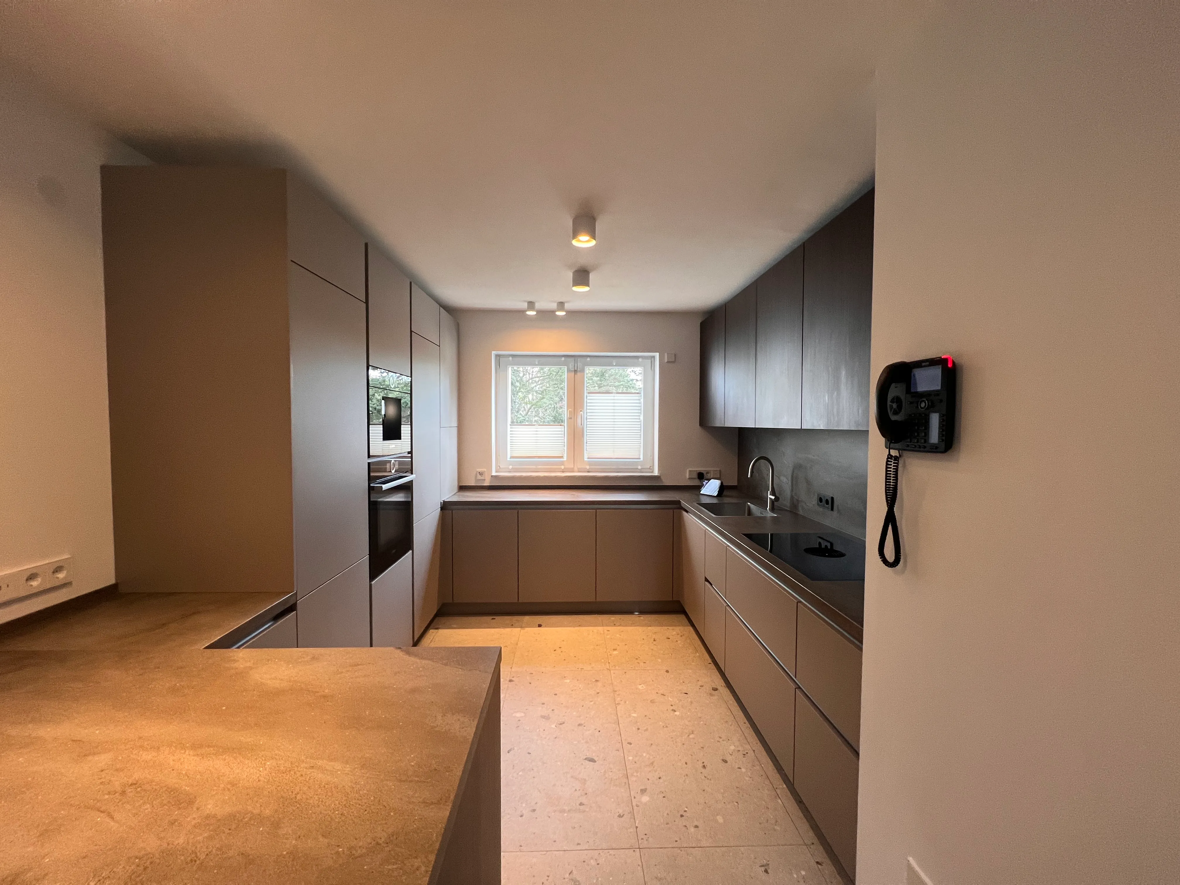 U-Küche in Grau-Braun – Gesamtansicht