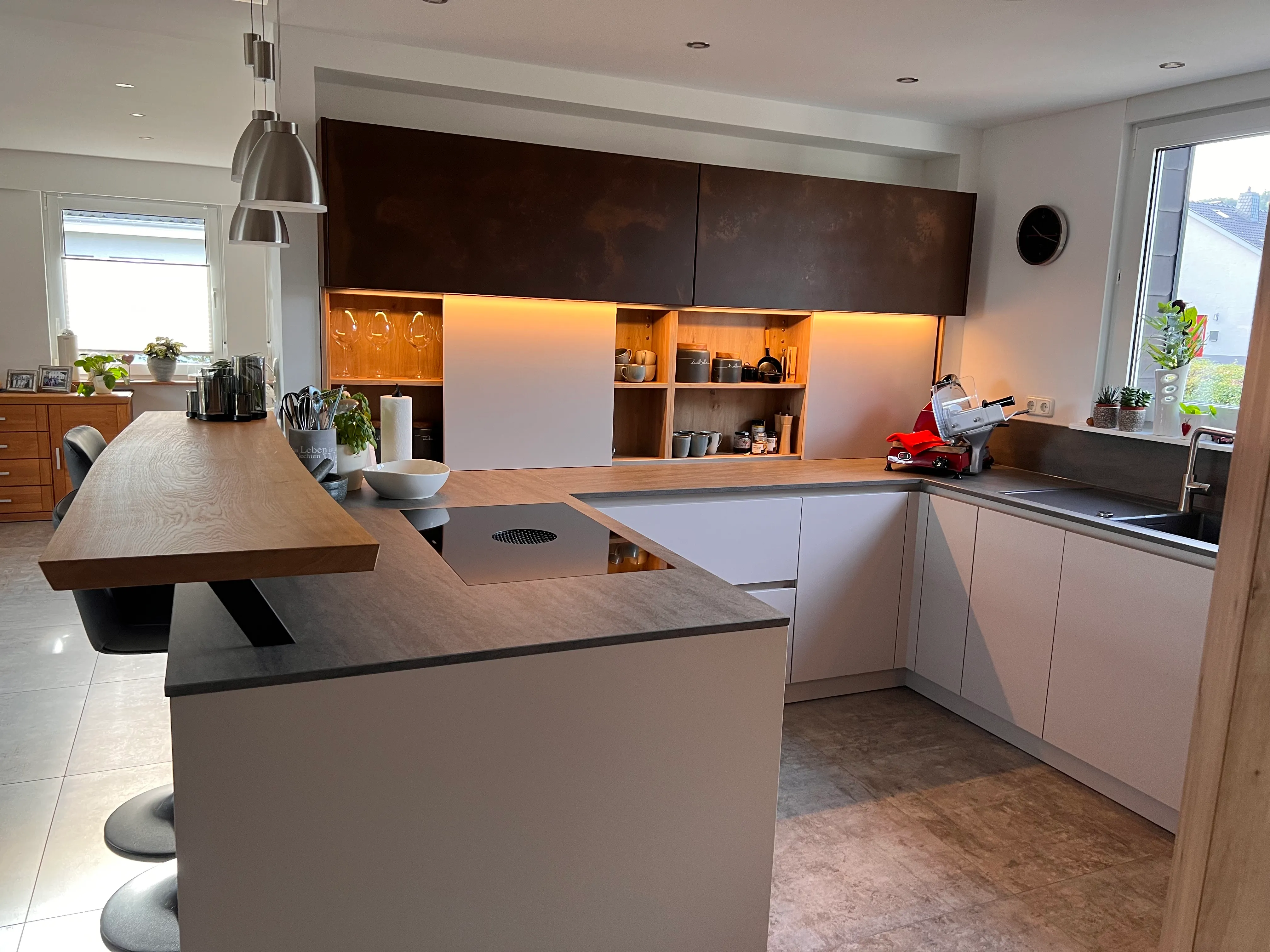 U-Küche in Weiß – Gesamtansicht mit Raumtrennung