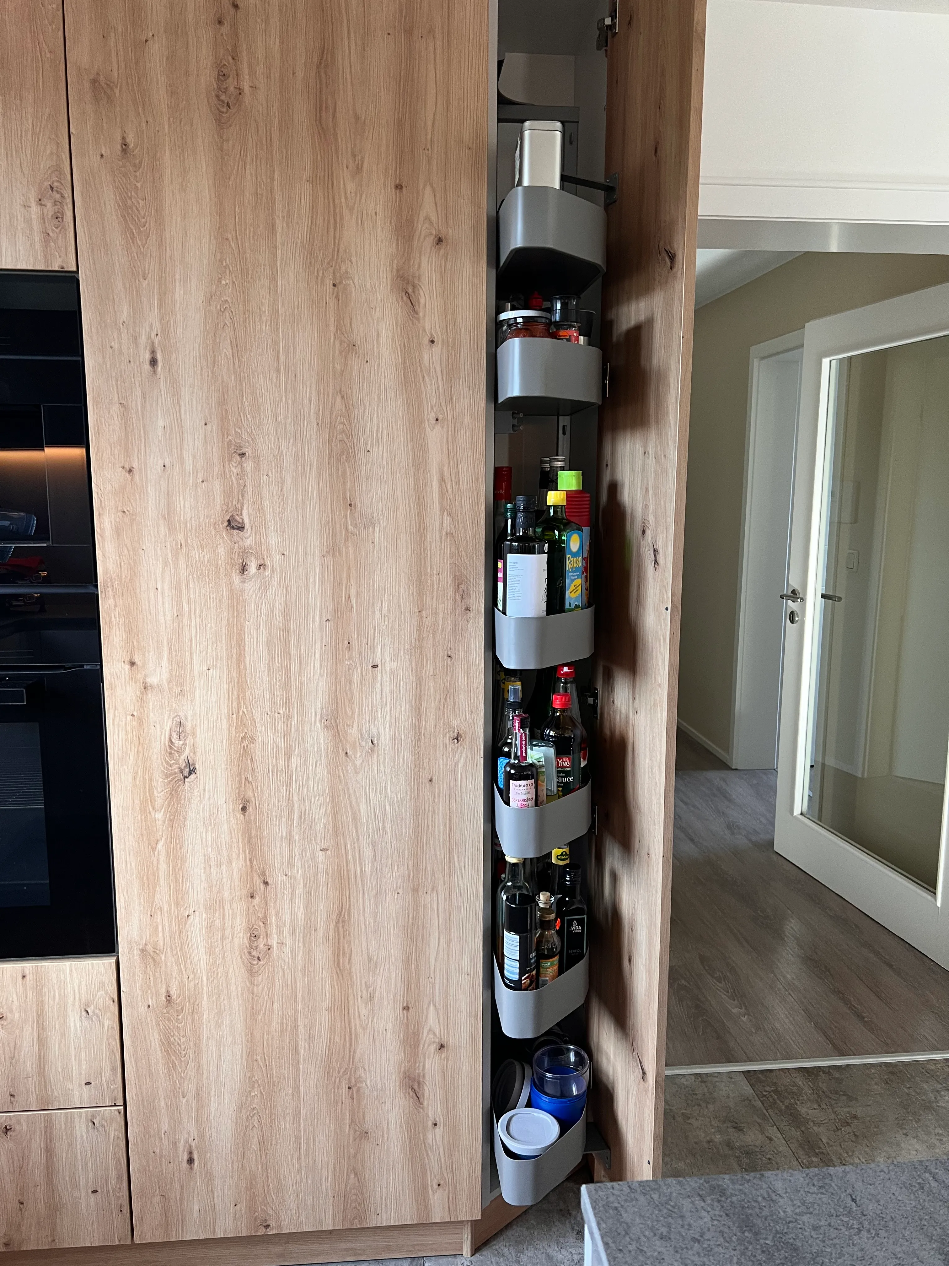 Stauraum und Arbeitsbereich der weißen U-Küche