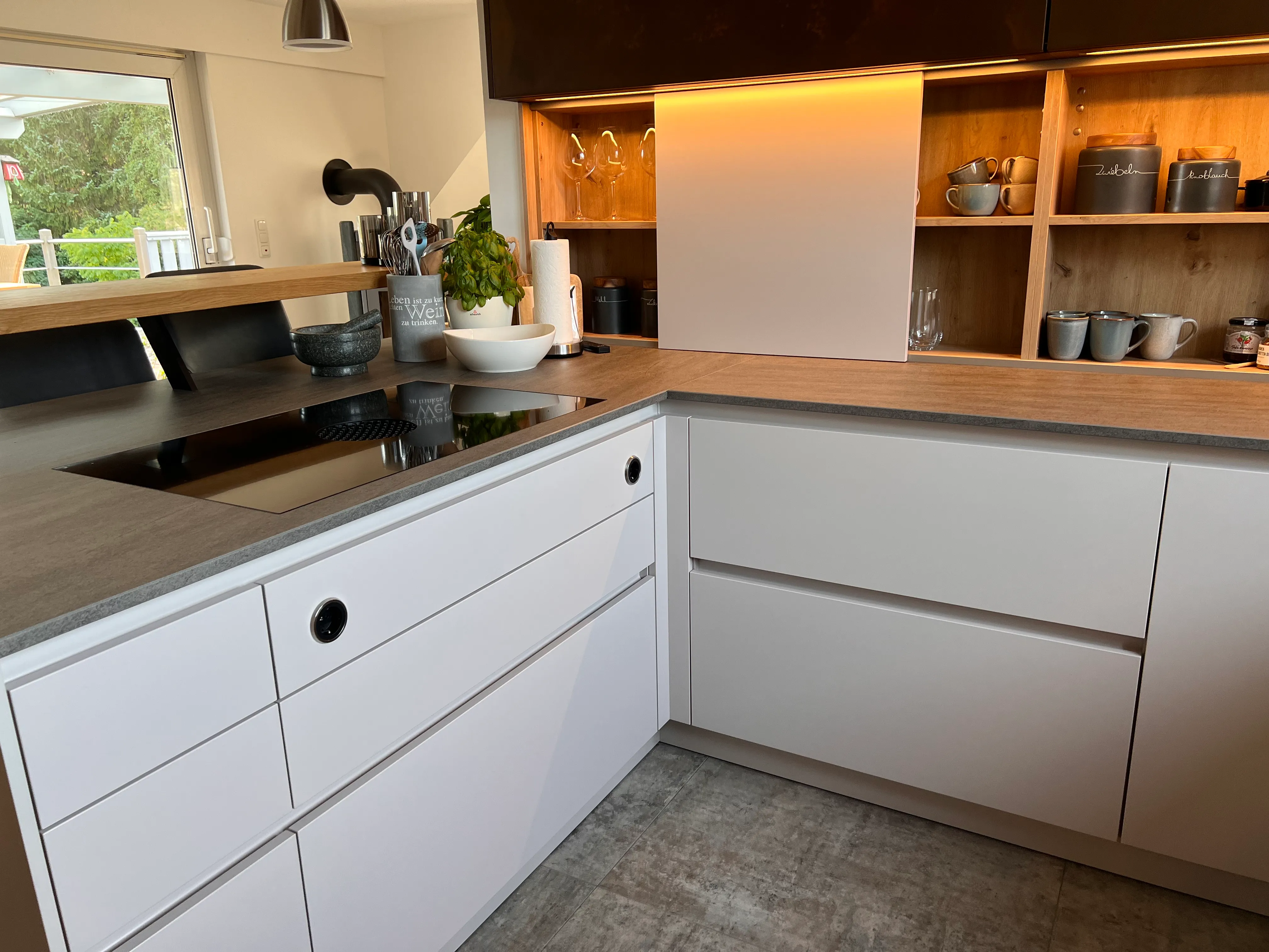 Stauraum und Arbeitsbereich der weißen U-Küche