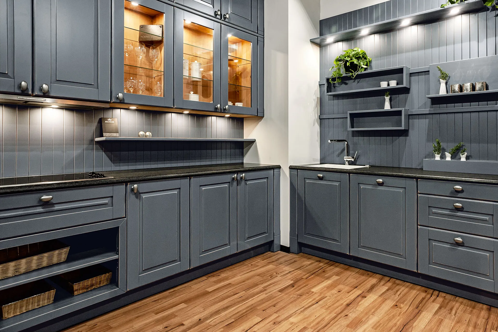 OSTER MILFORD – offene Regalelemente für Stauraum und Leichtigkeit