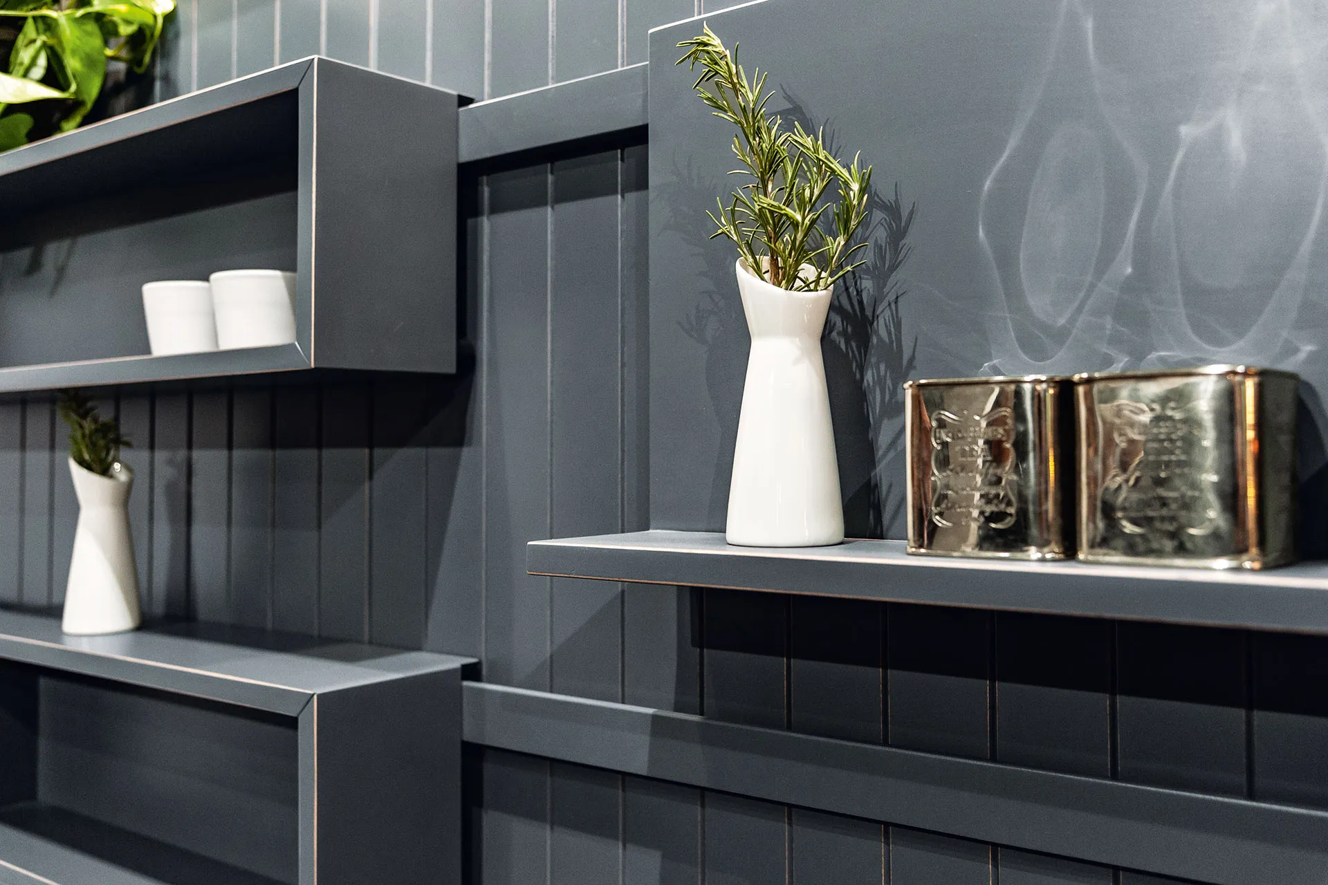 OSTER MILFORD – Detailansicht der lackierten Erlenfronten