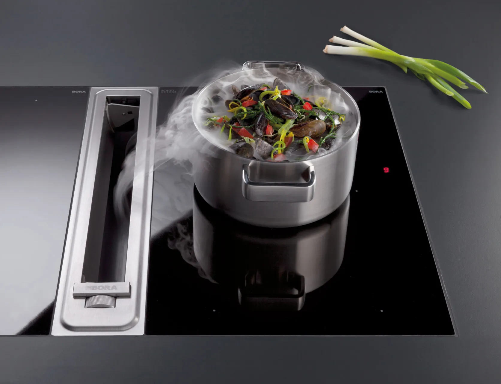 BORA Kochfeldabzug neben einem Kochtopf – das System in Aktion