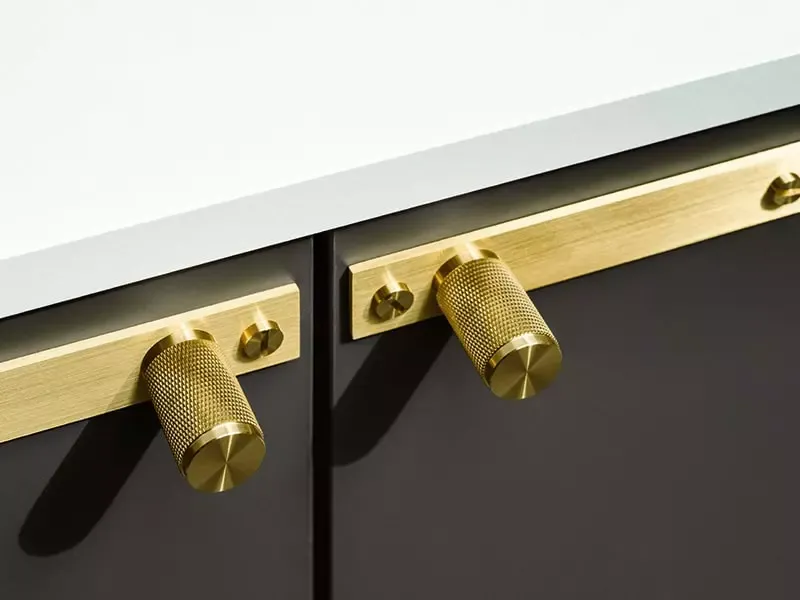 Goldene Messing-Griffe von Buster and Punch im Detail