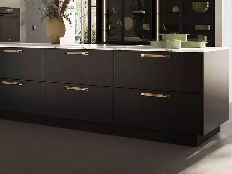 Kochinsel mit geräumigen Innenschränken