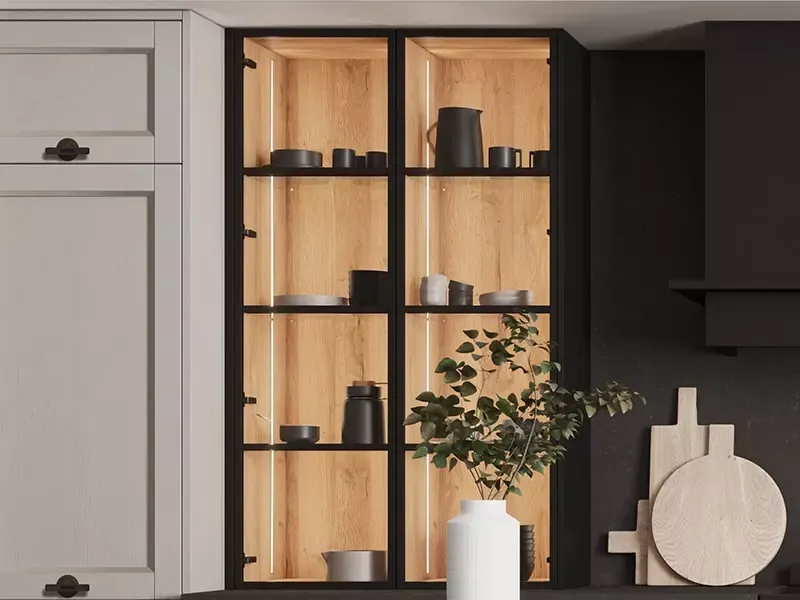Aufsatzschränke mit Holzoptik und schwarzen Sprossentüren