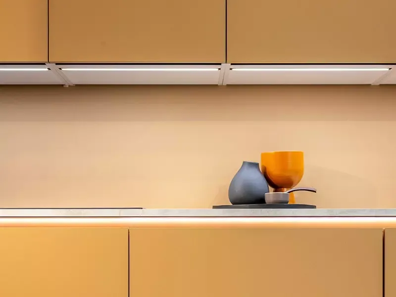 Dezente Sideline-Beleuchtung entlang der Fronten und Nischen