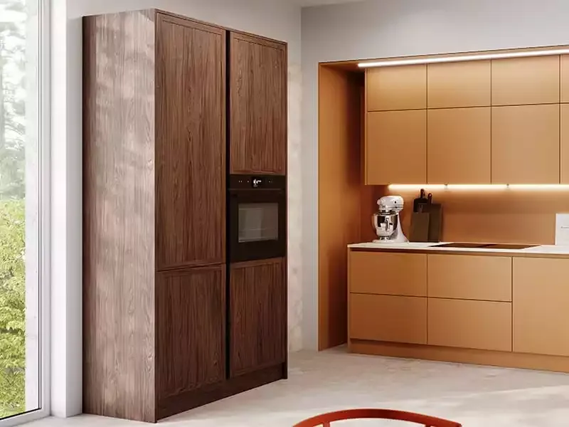 Hochschränke bis zur Decke für maximalen Stauraum