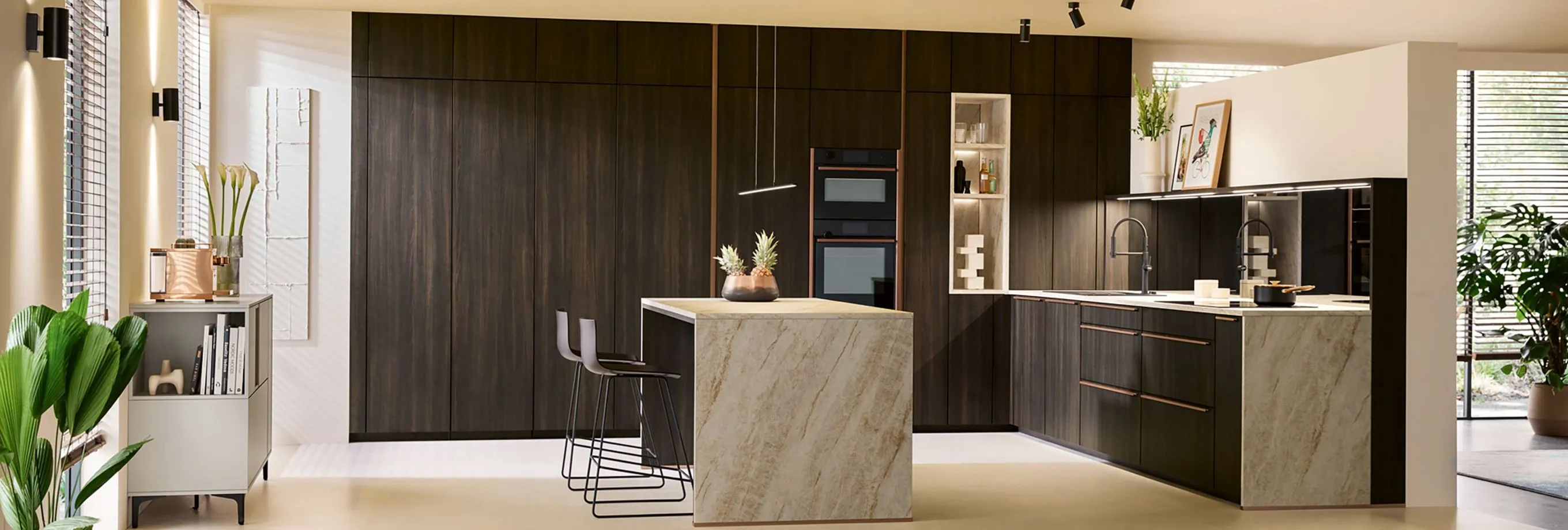 schüller VARESE – Küche in Eiche Siena Synchronpore mit Kochinsel und Bronzeakzenten