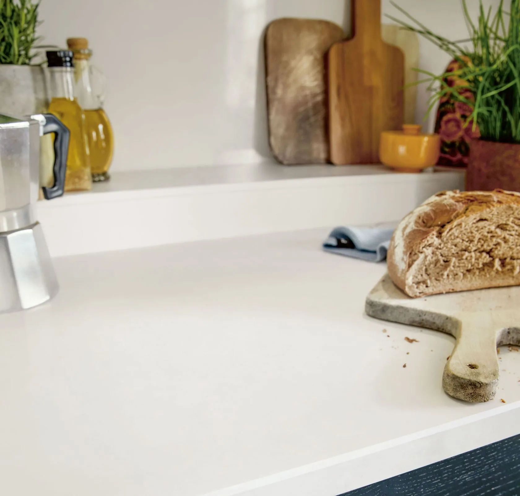 schüller FINCA – Detail Calacatta Gold Quarzstein-Arbeitsplatte