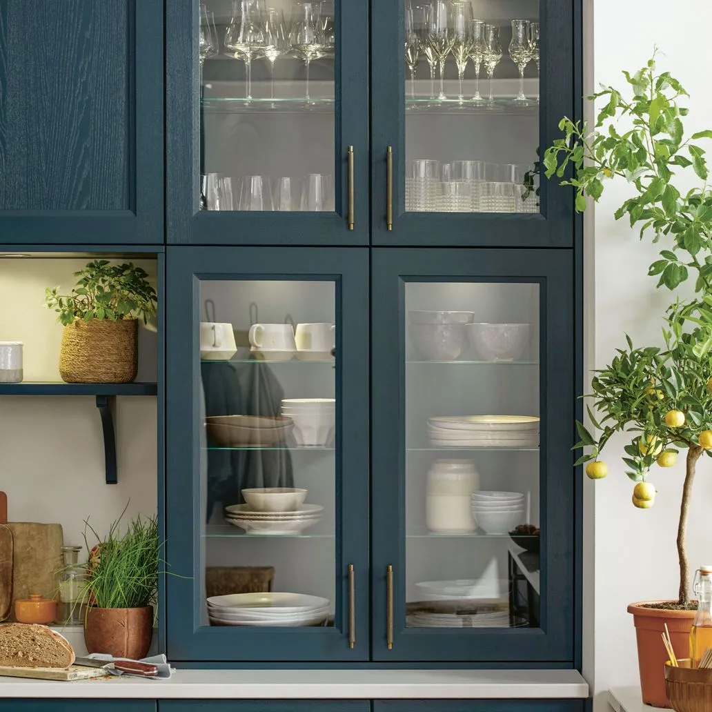 schüller FINCA – Glastür-Aufsatzschrank mit dekorativem Inhalt