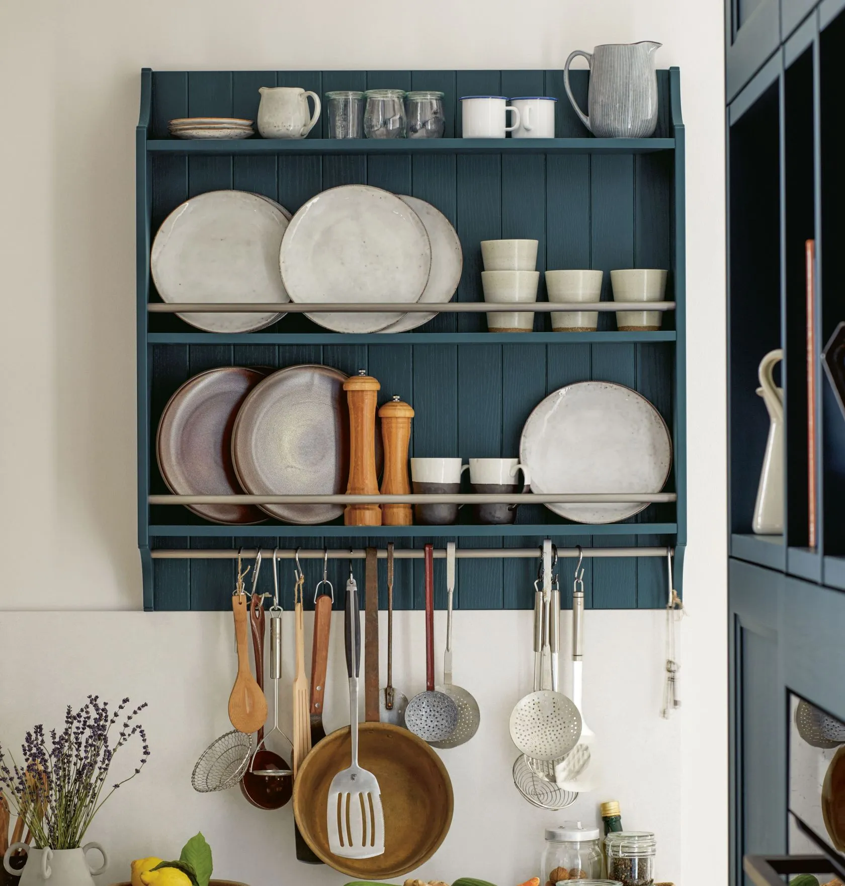 schüller FINCA – Offenes Tellerregal mit Rillenstruktur