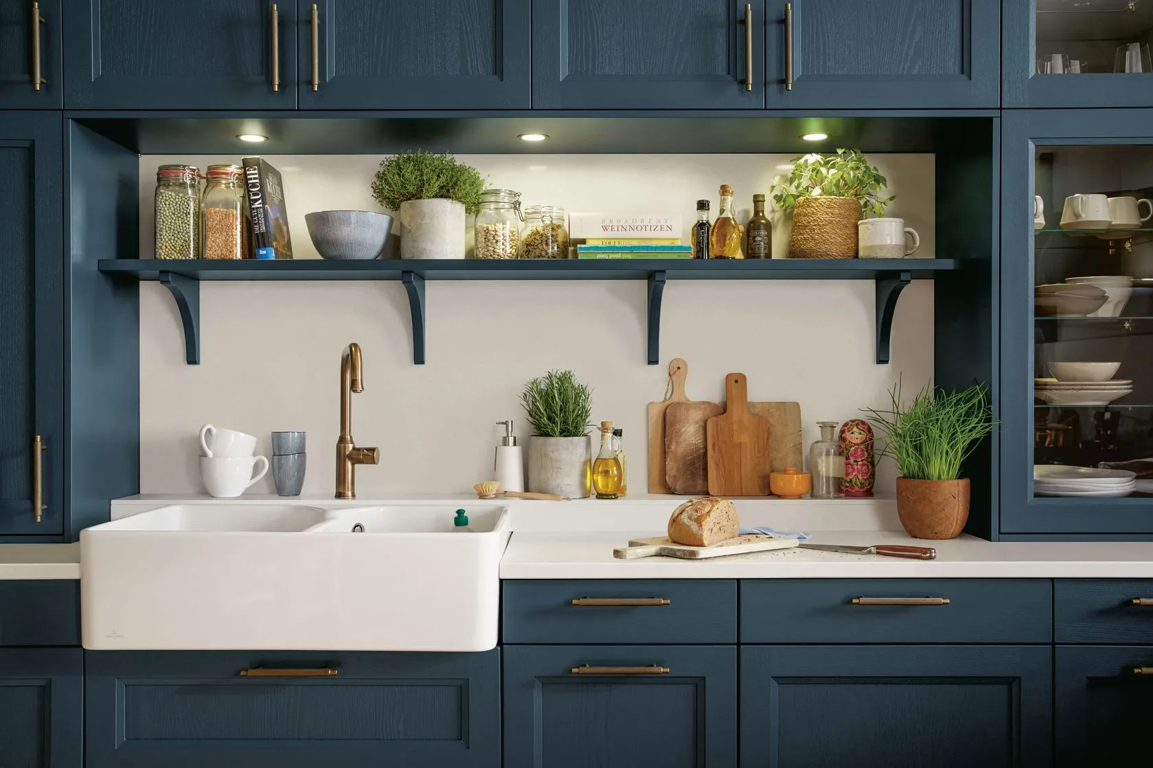 schüller FINCA – Spülenbereich mit Ablage und mediterranen Details
