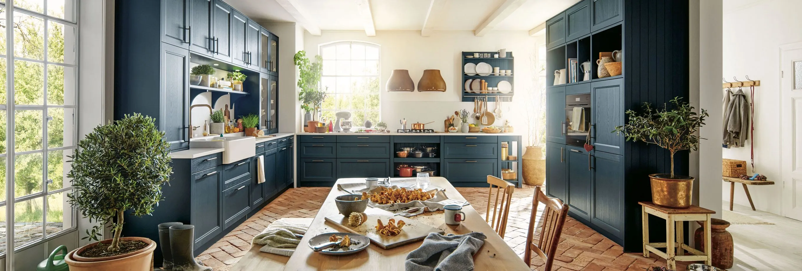 schüller FINCA – Mediterrane Landhausküche in Tiefblau Satin mit Messing-Griffen