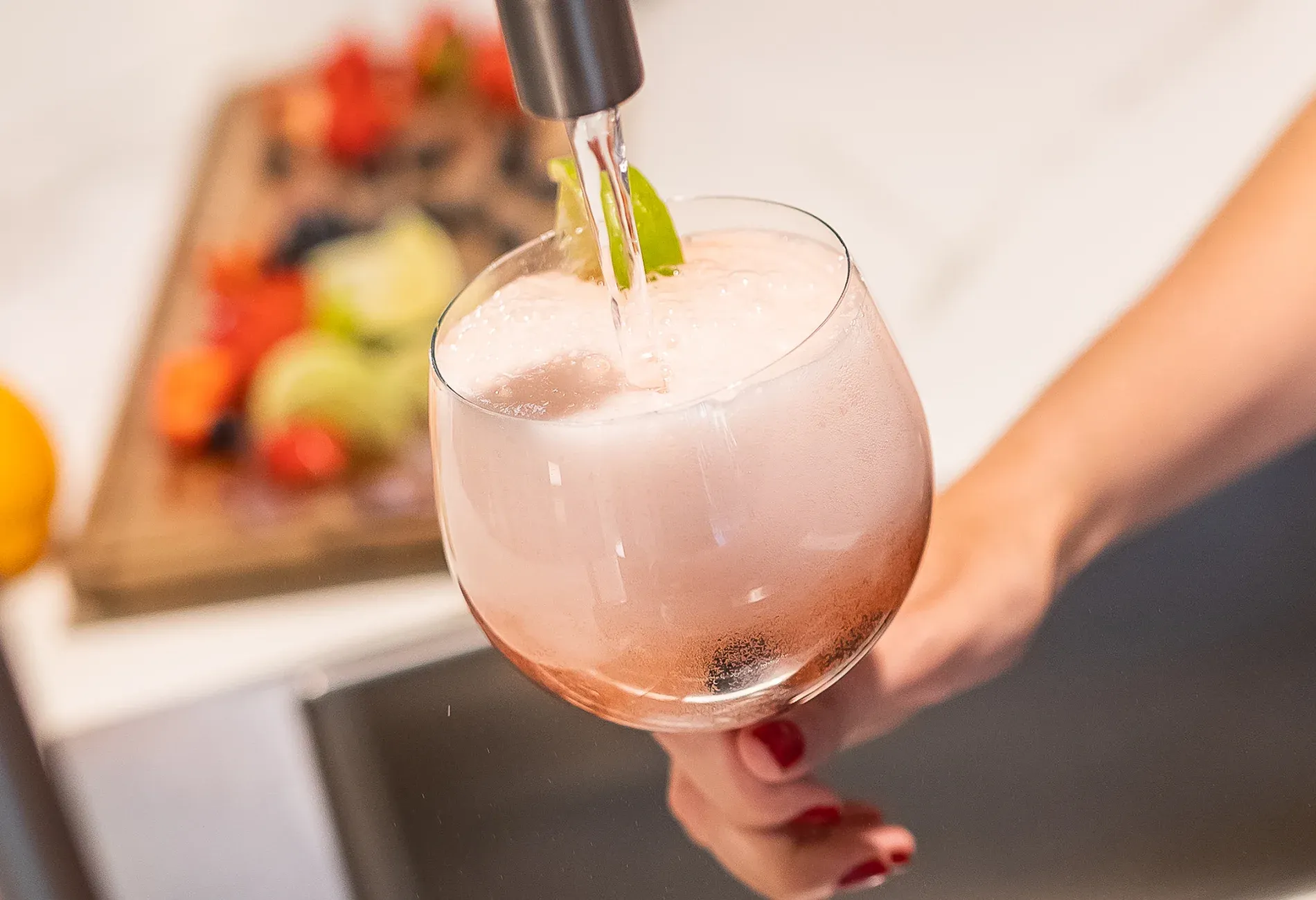 Sprudelndes Getränk direkt aus dem Unito-Hahn