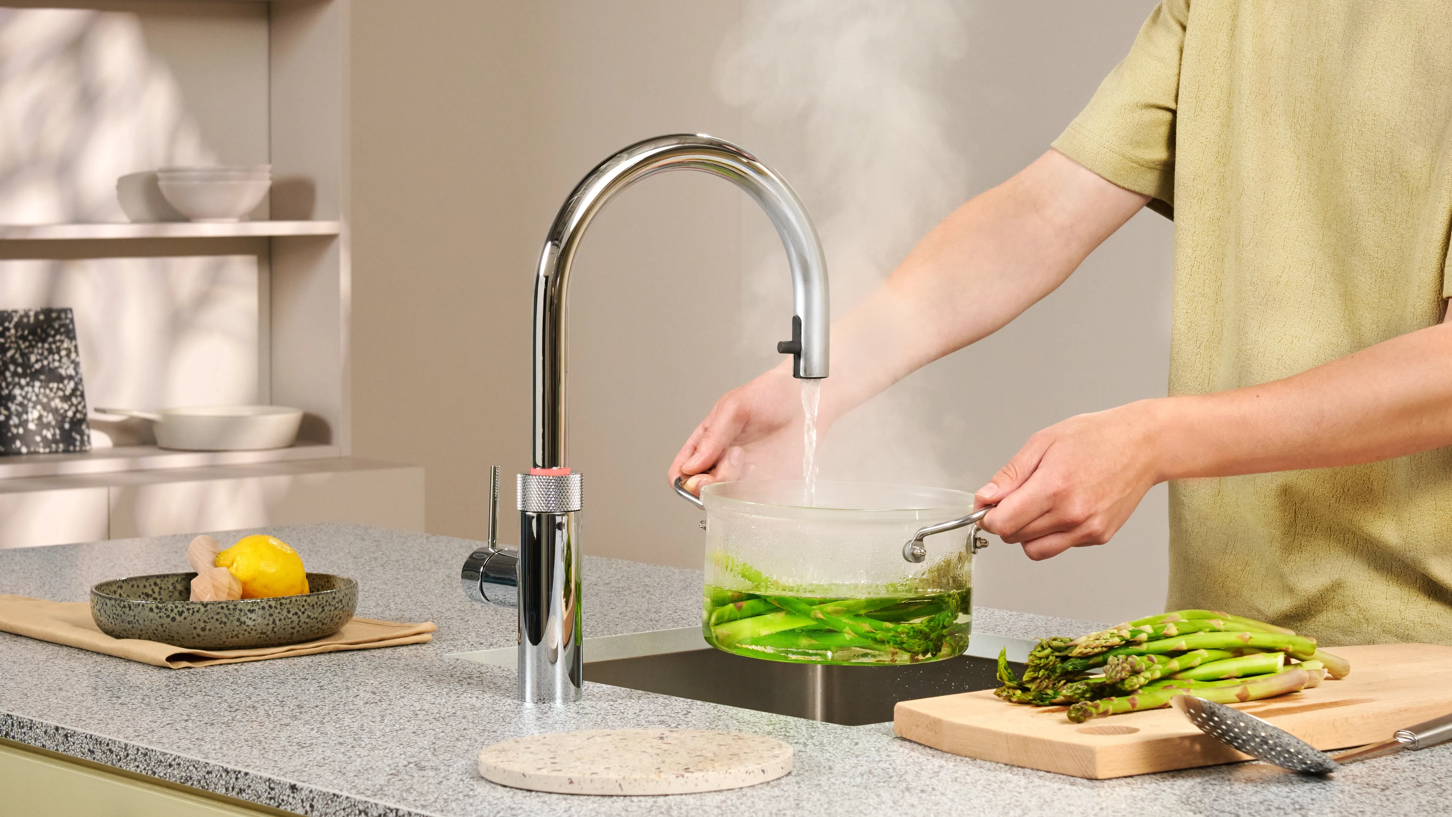Quooker Flex Round 2.0 in Chrom – kochendes Wasser beim Kochen von Spargel