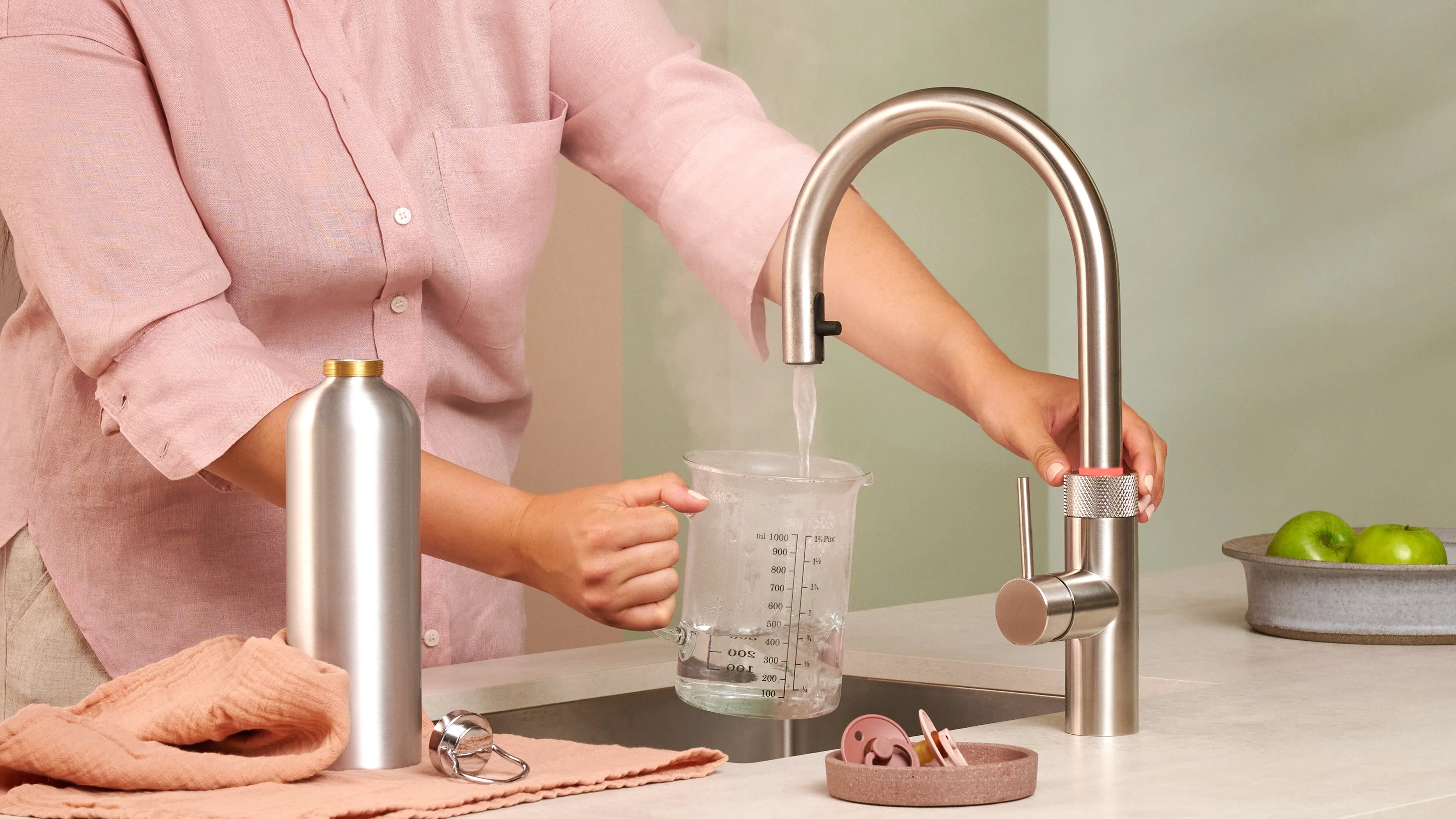 Quooker Flex Round 2.0 in Edelstahl – Heißwasserflasche befüllen