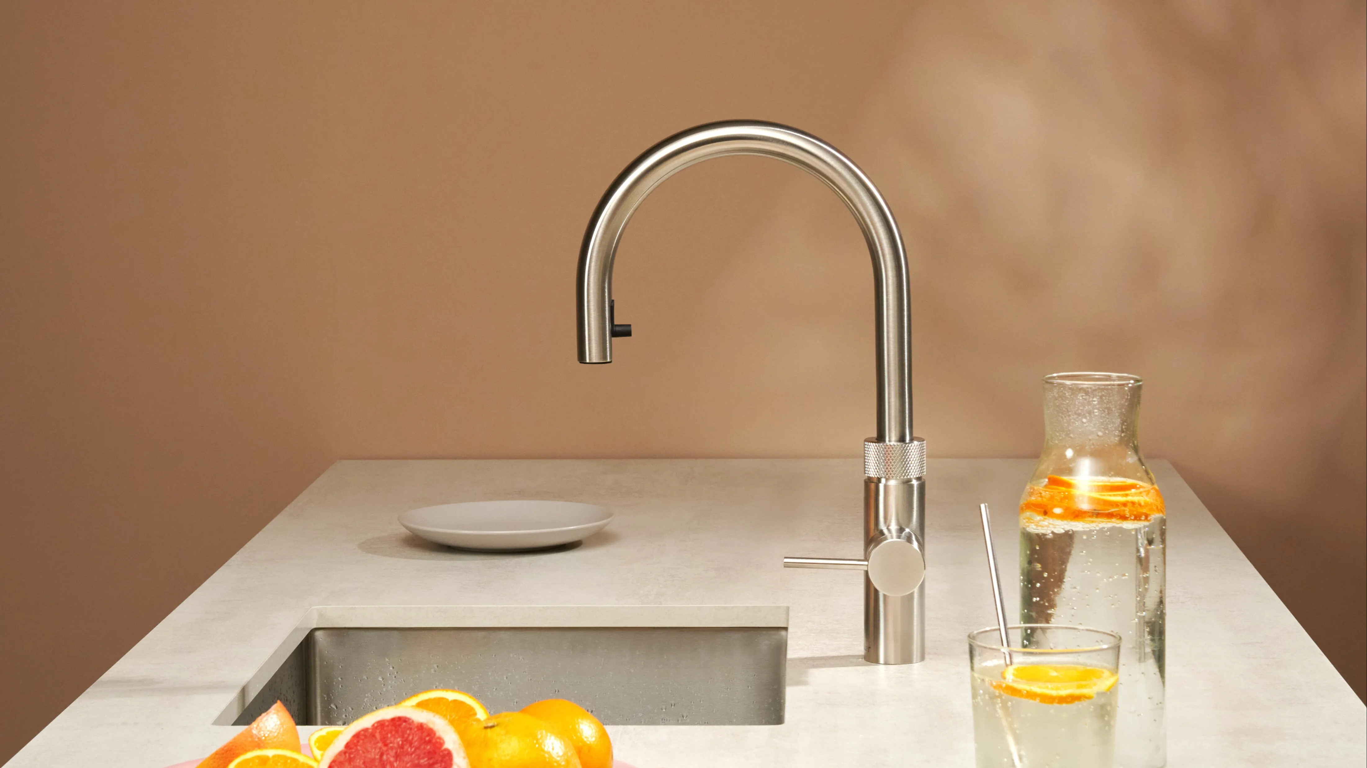 Quooker Flex Round 2.0 in Edelstahl – gefiltertes stilles Wasser mit Grapefruit