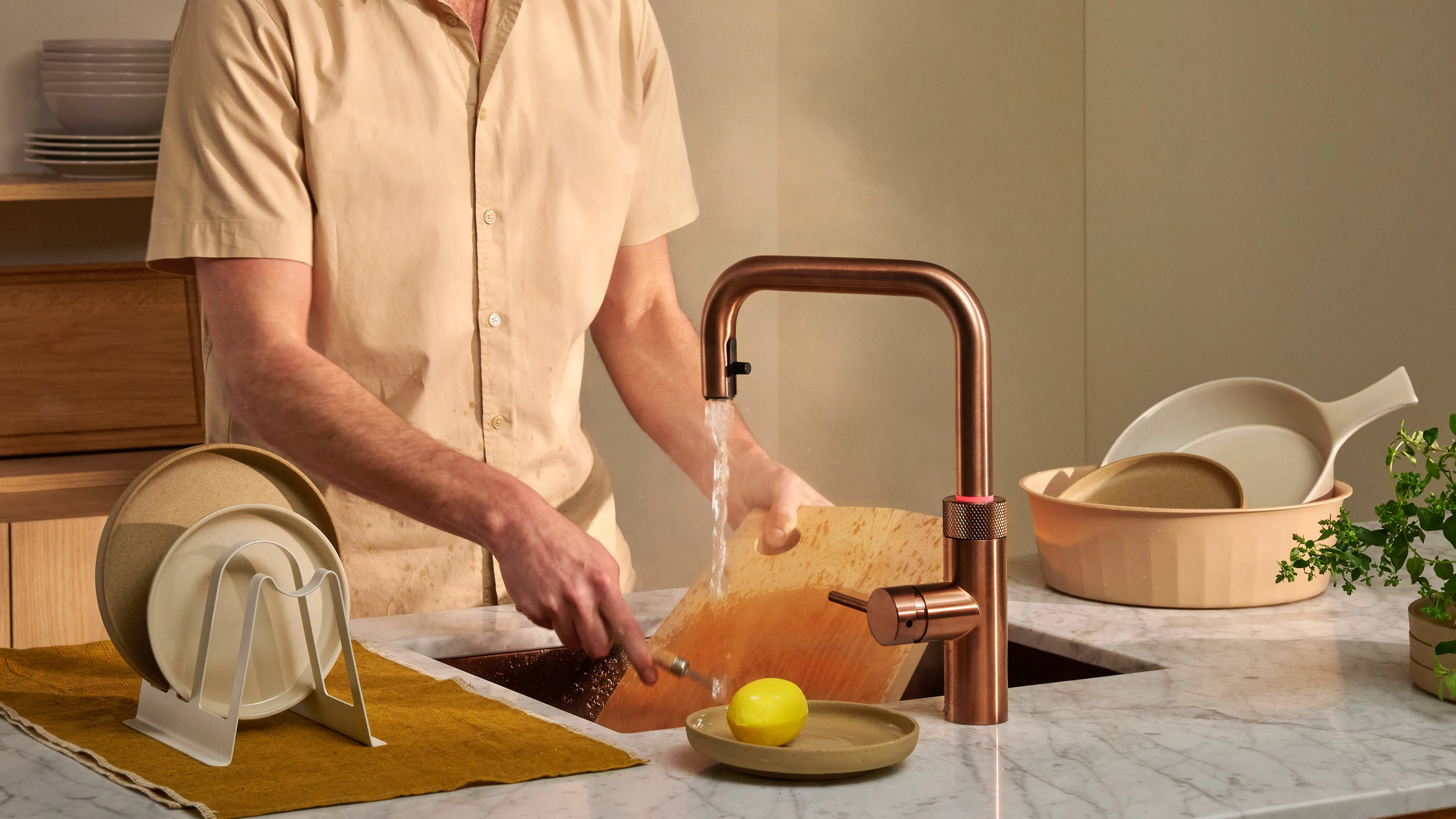 Quooker Flex Square in Rose Copper auf Marmorarbeitsplatte